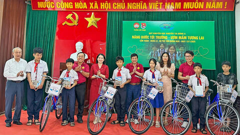 Trao tặng 50 xe đạp cho học sinh có hoàn cảnh khó khăn