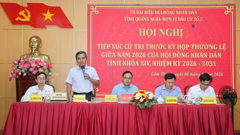 Bí thư Tỉnh ủy Hồ Văn Niên tiếp xúc cử tri phường Cẩm Thành