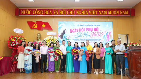 Lãnh đạo phường Cẩm Thành dự Ngày hội phụ nữ