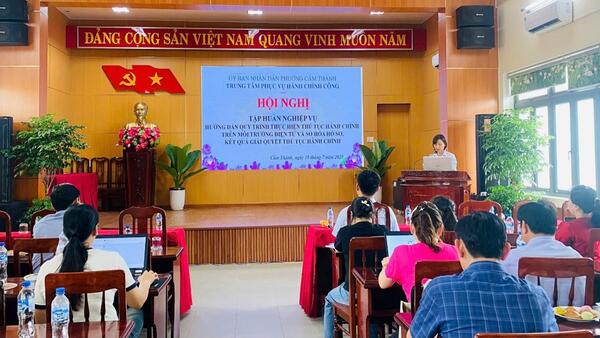 Phường Cẩm Thành: Hội nghị tập huấn quy trình thực hiện thủ tục hành chính trên môi trường điện tử và số hóa hồ sơ tại Trung tâm phục vụ hành chính công phường