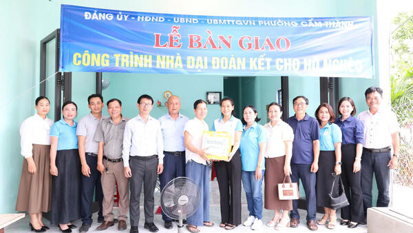 Bàn giao nhà Đại đoàn kết cho hộ nghèo ở phường Cẩm Thành