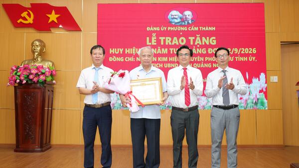 Đảng ủy phường Cẩm Thành tổ chức Lễ trao tặng Huy hiệu Đảng đợt 2/9/2026