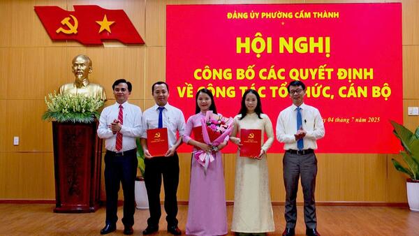 Đảng ủy phường Cẩm Thành công bố các quyết định về công tác tổ chức, cán bộ