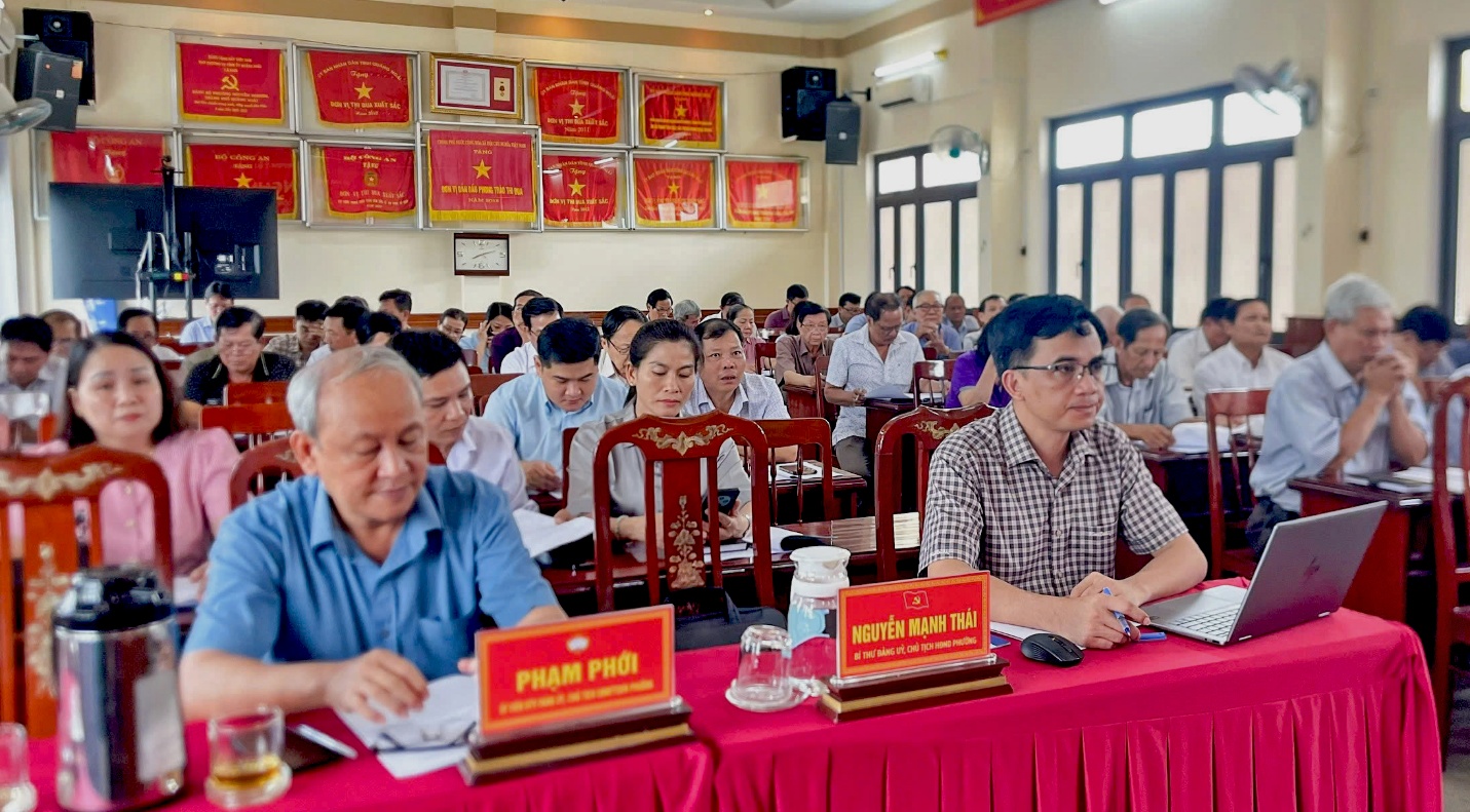Đại biểu dự Hội nghị triển khai công tác tuyển chọn, gọi công dân nhập ngũ phường Cẩm Thành năm 2026.
