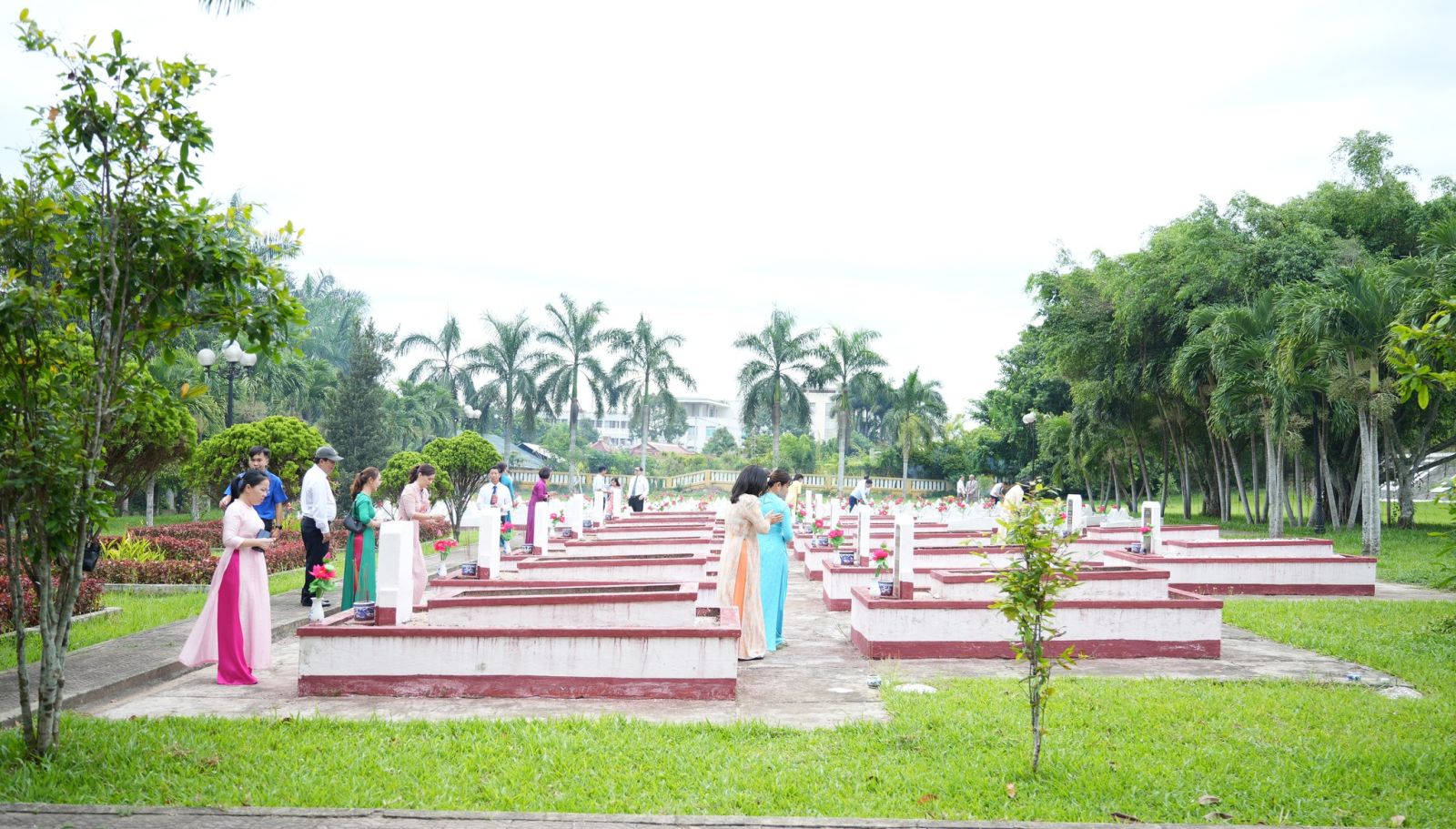 Đại biểu thắp hương các phân fmooj liệt sĩ