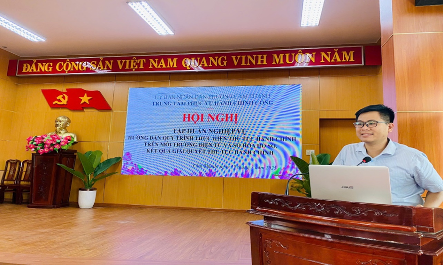Đồng chí Võ Đức Anh - Phó Chủ tịch UBND, Giám đốc Trung tâm Phục vụ hành chính công phường phát biểu khai mạc Hội nghị